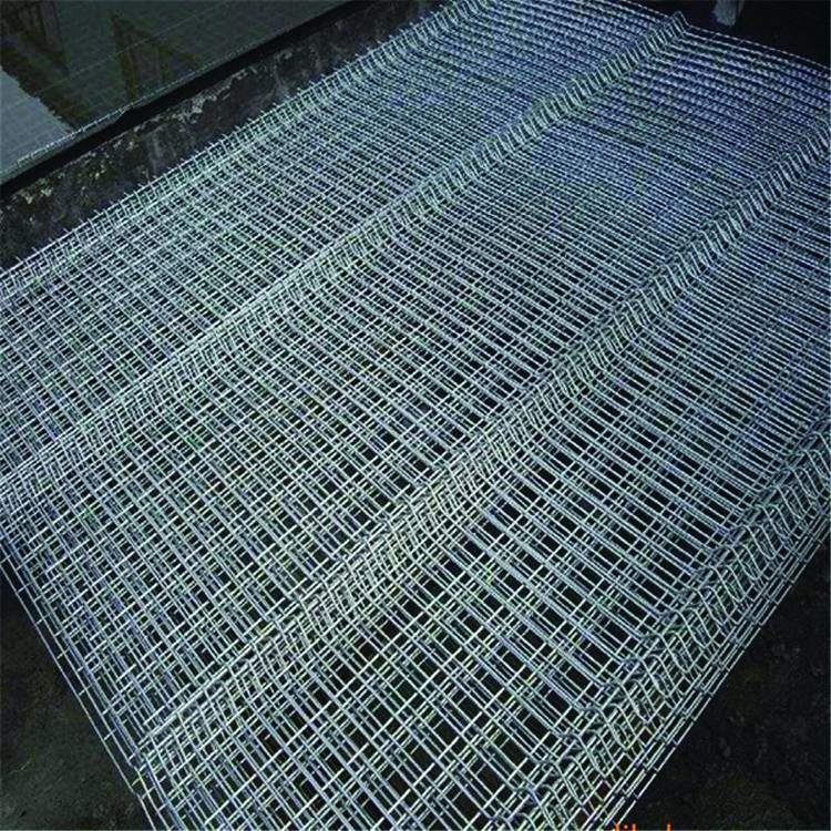 浸塑護欄 圍山坡鐵絲網(wǎng) 顏色持久不褪 色澤純正 常規(guī)1.5*3米